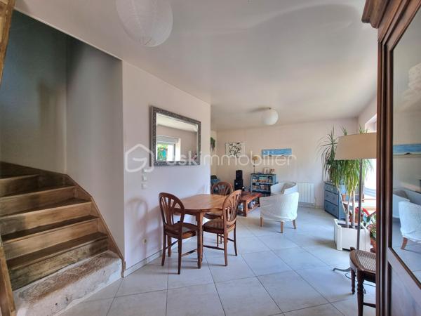 ** En EXCLUSIVITÉ ** Venez visiter SANS TARDER cette propriété de caractère avec revenus locatifs sur plus de 3 400 m² de terrain, située dans une commune paisible avec école élémentaire sur place et à seulement 2 km de PROVINS (gare SNCF) !

Au cœur d'un environnement calme et verdoyant, découvrez cette authentique propriété en pierre alliant charme, espace et rentabilité. Cet ensemble immobilier se compose d'une habitation principale et de deux maisons indépendantes actuellement louées, offrant un revenu locatif immédiat.

La maison principale d’environ 237 m² vous séduira dès l'entrée par ses éléments authentiques, notamment avec ses poutres et ses pierres apparentes. Elle comprend au rez-de-chaussée une entrée, une cuisine dînatoire, une buanderie- cellier, un vaste salon-séjour lumineux d’environ 57 m² avec une belle cheminée ouverte et un poêle à granulés, une chambre avec accès direct à la terrasse et des placards offrant de un bel espace de rangement, une salle d'eau et des toilettes indépendantes. 
À l'étage vous découvrirez une mezzanine servant d’espace bureau, un palier desservant trois chambres avec placards, une salle de bains et un WC indépendant.

Les deux logements locatifs indépendants complètent harmonieusement l'ensemble :
Une première maison d’environ 70 m²  avec terrasse et jardin, comprenant au rez-de-chaussée une belle pièce de vie avec cuisine ouverte, et un WC indépendant. À l’étage vous trouverez un couloir distribuant deux chambres, un dressing et une salle d'eau avec WC.
Une seconde maison d’environ 60 m² composée au rez-de-chaussée d’une entrée, d’un WC indépendant, d'un salon-séjour, d'une cuisine ouverte. Puis à l’étage une grande pièce palière, une salle d’eau et une chambre.

L'extérieur offre un superbe terrain arboré de 3 442 m² et de deux terrasses, propice à la détente. 
Vous profiterez notamment d’un abri de jardin, d’une grande grange, d’un atelier, d’une cave et d’un vaste préau avec four à pizza et espace de réception, un véritable lieu de convivialité qui vient enrichir le potentiel de cette propriété.

Un bien rare, idéal pour une résidence familiale avec activité locative ou pour donner vie à tous vos projets !
N’attendez plus, contactez-nous !

Contacter Julien & Cindy LUCIANI pour plus de renseignements au 06 52 63 33 63.