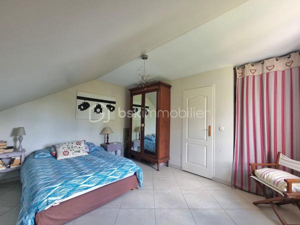 ** En EXCLUSIVITÉ ** Venez visiter SANS TARDER cette propriété de caractère avec revenus locatifs sur plus de 3 400 m² de terrain, située dans une commune paisible avec école élémentaire sur place et à seulement 2 km de PROVINS (gare SNCF) !

Au cœur d'un environnement calme et verdoyant, découvrez cette authentique propriété en pierre alliant charme, espace et rentabilité. Cet ensemble immobilier se compose d'une habitation principale et de deux maisons indépendantes actuellement louées, offrant un revenu locatif immédiat.

La maison principale d’environ 237 m² vous séduira dès l'entrée par ses éléments authentiques, notamment avec ses poutres et ses pierres apparentes. Elle comprend au rez-de-chaussée une entrée, une cuisine dînatoire, une buanderie- cellier, un vaste salon-séjour lumineux d’environ 57 m² avec une belle cheminée ouverte et un poêle à granulés, une chambre avec accès direct à la terrasse et des placards offrant de un bel espace de rangement, une salle d'eau et des toilettes indépendantes. 
À l'étage vous découvrirez une mezzanine servant d’espace bureau, un palier desservant trois chambres avec placards, une salle de bains et un WC indépendant.

Les deux logements locatifs indépendants complètent harmonieusement l'ensemble :
Une première maison d’environ 70 m²  avec terrasse et jardin, comprenant au rez-de-chaussée une belle pièce de vie avec cuisine ouverte, et un WC indépendant. À l’étage vous trouverez un couloir distribuant deux chambres, un dressing et une salle d'eau avec WC.
Une seconde maison d’environ 60 m² composée au rez-de-chaussée d’une entrée, d’un WC indépendant, d'un salon-séjour, d'une cuisine ouverte. Puis à l’étage une grande pièce palière, une salle d’eau et une chambre.

L'extérieur offre un superbe terrain arboré de 3 442 m² et de deux terrasses, propice à la détente. 
Vous profiterez notamment d’un abri de jardin, d’une grande grange, d’un atelier, d’une cave et d’un vaste préau avec four à pizza et espace de réception, un véritable lieu de convivialité qui vient enrichir le potentiel de cette propriété.

Un bien rare, idéal pour une résidence familiale avec activité locative ou pour donner vie à tous vos projets !
N’attendez plus, contactez-nous !

Contacter Julien & Cindy LUCIANI pour plus de renseignements au 06 52 63 33 63.