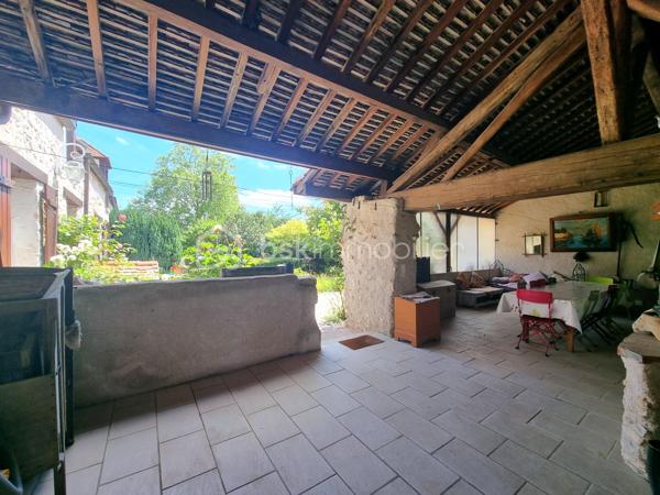 ** En EXCLUSIVITÉ ** Venez visiter SANS TARDER cette propriété de caractère avec revenus locatifs sur plus de 3 400 m² de terrain, située dans une commune paisible avec école élémentaire sur place et à seulement 2 km de PROVINS (gare SNCF) !

Au cœur d'un environnement calme et verdoyant, découvrez cette authentique propriété en pierre alliant charme, espace et rentabilité. Cet ensemble immobilier se compose d'une habitation principale et de deux maisons indépendantes actuellement louées, offrant un revenu locatif immédiat.

La maison principale d’environ 237 m² vous séduira dès l'entrée par ses éléments authentiques, notamment avec ses poutres et ses pierres apparentes. Elle comprend au rez-de-chaussée une entrée, une cuisine dînatoire, une buanderie- cellier, un vaste salon-séjour lumineux d’environ 57 m² avec une belle cheminée ouverte et un poêle à granulés, une chambre avec accès direct à la terrasse et des placards offrant de un bel espace de rangement, une salle d'eau et des toilettes indépendantes. 
À l'étage vous découvrirez une mezzanine servant d’espace bureau, un palier desservant trois chambres avec placards, une salle de bains et un WC indépendant.

Les deux logements locatifs indépendants complètent harmonieusement l'ensemble :
Une première maison d’environ 70 m²  avec terrasse et jardin, comprenant au rez-de-chaussée une belle pièce de vie avec cuisine ouverte, et un WC indépendant. À l’étage vous trouverez un couloir distribuant deux chambres, un dressing et une salle d'eau avec WC.
Une seconde maison d’environ 60 m² composée au rez-de-chaussée d’une entrée, d’un WC indépendant, d'un salon-séjour, d'une cuisine ouverte. Puis à l’étage une grande pièce palière, une salle d’eau et une chambre.

L'extérieur offre un superbe terrain arboré de 3 442 m² et de deux terrasses, propice à la détente. 
Vous profiterez notamment d’un abri de jardin, d’une grande grange, d’un atelier, d’une cave et d’un vaste préau avec four à pizza et espace de réception, un véritable lieu de convivialité qui vient enrichir le potentiel de cette propriété.

Un bien rare, idéal pour une résidence familiale avec activité locative ou pour donner vie à tous vos projets !
N’attendez plus, contactez-nous !

Contacter Julien & Cindy LUCIANI pour plus de renseignements au 06 52 63 33 63.