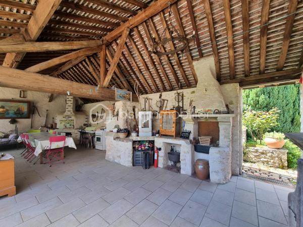 ** En EXCLUSIVITÉ ** Venez visiter SANS TARDER cette propriété de caractère avec revenus locatifs sur plus de 3 400 m² de terrain, située dans une commune paisible avec école élémentaire sur place et à seulement 2 km de PROVINS (gare SNCF) !

Au cœur d'un environnement calme et verdoyant, découvrez cette authentique propriété en pierre alliant charme, espace et rentabilité. Cet ensemble immobilier se compose d'une habitation principale et de deux maisons indépendantes actuellement louées, offrant un revenu locatif immédiat.

La maison principale d’environ 237 m² vous séduira dès l'entrée par ses éléments authentiques, notamment avec ses poutres et ses pierres apparentes. Elle comprend au rez-de-chaussée une entrée, une cuisine dînatoire, une buanderie- cellier, un vaste salon-séjour lumineux d’environ 57 m² avec une belle cheminée ouverte et un poêle à granulés, une chambre avec accès direct à la terrasse et des placards offrant de un bel espace de rangement, une salle d'eau et des toilettes indépendantes. 
À l'étage vous découvrirez une mezzanine servant d’espace bureau, un palier desservant trois chambres avec placards, une salle de bains et un WC indépendant.

Les deux logements locatifs indépendants complètent harmonieusement l'ensemble :
Une première maison d’environ 70 m²  avec terrasse et jardin, comprenant au rez-de-chaussée une belle pièce de vie avec cuisine ouverte, et un WC indépendant. À l’étage vous trouverez un couloir distribuant deux chambres, un dressing et une salle d'eau avec WC.
Une seconde maison d’environ 60 m² composée au rez-de-chaussée d’une entrée, d’un WC indépendant, d'un salon-séjour, d'une cuisine ouverte. Puis à l’étage une grande pièce palière, une salle d’eau et une chambre.

L'extérieur offre un superbe terrain arboré de 3 442 m² et de deux terrasses, propice à la détente. 
Vous profiterez notamment d’un abri de jardin, d’une grande grange, d’un atelier, d’une cave et d’un vaste préau avec four à pizza et espace de réception, un véritable lieu de convivialité qui vient enrichir le potentiel de cette propriété.

Un bien rare, idéal pour une résidence familiale avec activité locative ou pour donner vie à tous vos projets !
N’attendez plus, contactez-nous !

Contacter Julien & Cindy LUCIANI pour plus de renseignements au 06 52 63 33 63.
