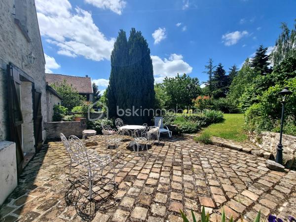 ** En EXCLUSIVITÉ ** Venez visiter SANS TARDER cette propriété de caractère avec revenus locatifs sur plus de 3 400 m² de terrain, située dans une commune paisible avec école élémentaire sur place et à seulement 2 km de PROVINS (gare SNCF) !

Au cœur d'un environnement calme et verdoyant, découvrez cette authentique propriété en pierre alliant charme, espace et rentabilité. Cet ensemble immobilier se compose d'une habitation principale et de deux maisons indépendantes actuellement louées, offrant un revenu locatif immédiat.

La maison principale d’environ 237 m² vous séduira dès l'entrée par ses éléments authentiques, notamment avec ses poutres et ses pierres apparentes. Elle comprend au rez-de-chaussée une entrée, une cuisine dînatoire, une buanderie- cellier, un vaste salon-séjour lumineux d’environ 57 m² avec une belle cheminée ouverte et un poêle à granulés, une chambre avec accès direct à la terrasse et des placards offrant de un bel espace de rangement, une salle d'eau et des toilettes indépendantes. 
À l'étage vous découvrirez une mezzanine servant d’espace bureau, un palier desservant trois chambres avec placards, une salle de bains et un WC indépendant.

Les deux logements locatifs indépendants complètent harmonieusement l'ensemble :
Une première maison d’environ 70 m²  avec terrasse et jardin, comprenant au rez-de-chaussée une belle pièce de vie avec cuisine ouverte, et un WC indépendant. À l’étage vous trouverez un couloir distribuant deux chambres, un dressing et une salle d'eau avec WC.
Une seconde maison d’environ 60 m² composée au rez-de-chaussée d’une entrée, d’un WC indépendant, d'un salon-séjour, d'une cuisine ouverte. Puis à l’étage une grande pièce palière, une salle d’eau et une chambre.

L'extérieur offre un superbe terrain arboré de 3 442 m² et de deux terrasses, propice à la détente. 
Vous profiterez notamment d’un abri de jardin, d’une grande grange, d’un atelier, d’une cave et d’un vaste préau avec four à pizza et espace de réception, un véritable lieu de convivialité qui vient enrichir le potentiel de cette propriété.

Un bien rare, idéal pour une résidence familiale avec activité locative ou pour donner vie à tous vos projets !
N’attendez plus, contactez-nous !

Contacter Julien & Cindy LUCIANI pour plus de renseignements au 06 52 63 33 63.