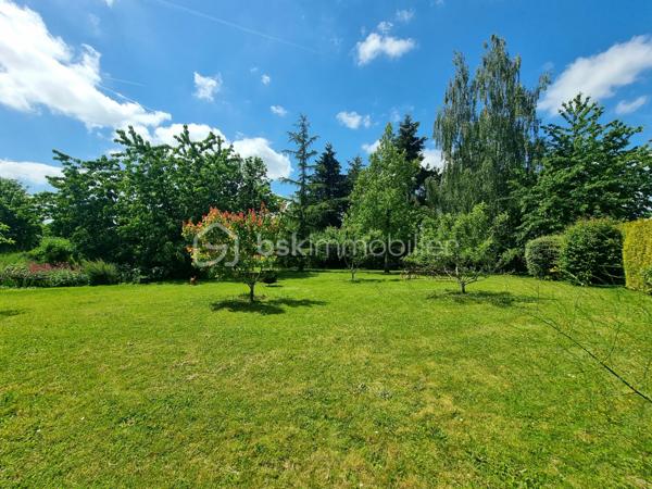 ** En EXCLUSIVITÉ ** Venez visiter SANS TARDER cette propriété de caractère avec revenus locatifs sur plus de 3 400 m² de terrain, située dans une commune paisible avec école élémentaire sur place et à seulement 2 km de PROVINS (gare SNCF) !

Au cœur d'un environnement calme et verdoyant, découvrez cette authentique propriété en pierre alliant charme, espace et rentabilité. Cet ensemble immobilier se compose d'une habitation principale et de deux maisons indépendantes actuellement louées, offrant un revenu locatif immédiat.

La maison principale d’environ 237 m² vous séduira dès l'entrée par ses éléments authentiques, notamment avec ses poutres et ses pierres apparentes. Elle comprend au rez-de-chaussée une entrée, une cuisine dînatoire, une buanderie- cellier, un vaste salon-séjour lumineux d’environ 57 m² avec une belle cheminée ouverte et un poêle à granulés, une chambre avec accès direct à la terrasse et des placards offrant de un bel espace de rangement, une salle d'eau et des toilettes indépendantes. 
À l'étage vous découvrirez une mezzanine servant d’espace bureau, un palier desservant trois chambres avec placards, une salle de bains et un WC indépendant.

Les deux logements locatifs indépendants complètent harmonieusement l'ensemble :
Une première maison d’environ 70 m²  avec terrasse et jardin, comprenant au rez-de-chaussée une belle pièce de vie avec cuisine ouverte, et un WC indépendant. À l’étage vous trouverez un couloir distribuant deux chambres, un dressing et une salle d'eau avec WC.
Une seconde maison d’environ 60 m² composée au rez-de-chaussée d’une entrée, d’un WC indépendant, d'un salon-séjour, d'une cuisine ouverte. Puis à l’étage une grande pièce palière, une salle d’eau et une chambre.

L'extérieur offre un superbe terrain arboré de 3 442 m² et de deux terrasses, propice à la détente. 
Vous profiterez notamment d’un abri de jardin, d’une grande grange, d’un atelier, d’une cave et d’un vaste préau avec four à pizza et espace de réception, un véritable lieu de convivialité qui vient enrichir le potentiel de cette propriété.

Un bien rare, idéal pour une résidence familiale avec activité locative ou pour donner vie à tous vos projets !
N’attendez plus, contactez-nous !

Contacter Julien & Cindy LUCIANI pour plus de renseignements au 06 52 63 33 63.