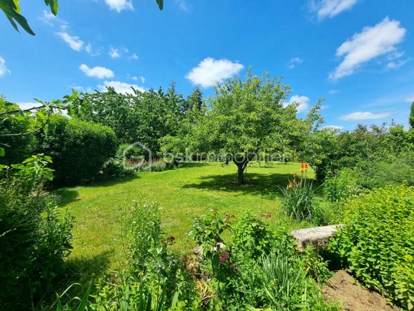 ** En EXCLUSIVITÉ ** Venez visiter SANS TARDER cette propriété de caractère avec revenus locatifs sur plus de 3 400 m² de terrain, située dans une commune paisible avec école élémentaire sur place et à seulement 2 km de PROVINS (gare SNCF) !

Au cœur d'un environnement calme et verdoyant, découvrez cette authentique propriété en pierre alliant charme, espace et rentabilité. Cet ensemble immobilier se compose d'une habitation principale et de deux maisons indépendantes actuellement louées, offrant un revenu locatif immédiat.

La maison principale d’environ 237 m² vous séduira dès l'entrée par ses éléments authentiques, notamment avec ses poutres et ses pierres apparentes. Elle comprend au rez-de-chaussée une entrée, une cuisine dînatoire, une buanderie- cellier, un vaste salon-séjour lumineux d’environ 57 m² avec une belle cheminée ouverte et un poêle à granulés, une chambre avec accès direct à la terrasse et des placards offrant de un bel espace de rangement, une salle d'eau et des toilettes indépendantes. 
À l'étage vous découvrirez une mezzanine servant d’espace bureau, un palier desservant trois chambres avec placards, une salle de bains et un WC indépendant.

Les deux logements locatifs indépendants complètent harmonieusement l'ensemble :
Une première maison d’environ 70 m²  avec terrasse et jardin, comprenant au rez-de-chaussée une belle pièce de vie avec cuisine ouverte, et un WC indépendant. À l’étage vous trouverez un couloir distribuant deux chambres, un dressing et une salle d'eau avec WC.
Une seconde maison d’environ 60 m² composée au rez-de-chaussée d’une entrée, d’un WC indépendant, d'un salon-séjour, d'une cuisine ouverte. Puis à l’étage une grande pièce palière, une salle d’eau et une chambre.

L'extérieur offre un superbe terrain arboré de 3 442 m² et de deux terrasses, propice à la détente. 
Vous profiterez notamment d’un abri de jardin, d’une grande grange, d’un atelier, d’une cave et d’un vaste préau avec four à pizza et espace de réception, un véritable lieu de convivialité qui vient enrichir le potentiel de cette propriété.

Un bien rare, idéal pour une résidence familiale avec activité locative ou pour donner vie à tous vos projets !
N’attendez plus, contactez-nous !

Contacter Julien & Cindy LUCIANI pour plus de renseignements au 06 52 63 33 63.