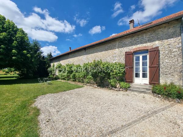 ** En EXCLUSIVITÉ ** Venez visiter SANS TARDER cette propriété de caractère avec revenus locatifs sur plus de 3 400 m² de terrain, située dans une commune paisible avec école élémentaire sur place et à seulement 2 km de PROVINS (gare SNCF) !

Au cœur d'un environnement calme et verdoyant, découvrez cette authentique propriété en pierre alliant charme, espace et rentabilité. Cet ensemble immobilier se compose d'une habitation principale et de deux maisons indépendantes actuellement louées, offrant un revenu locatif immédiat.

La maison principale d’environ 237 m² vous séduira dès l'entrée par ses éléments authentiques, notamment avec ses poutres et ses pierres apparentes. Elle comprend au rez-de-chaussée une entrée, une cuisine dînatoire, une buanderie- cellier, un vaste salon-séjour lumineux d’environ 57 m² avec une belle cheminée ouverte et un poêle à granulés, une chambre avec accès direct à la terrasse et des placards offrant de un bel espace de rangement, une salle d'eau et des toilettes indépendantes. 
À l'étage vous découvrirez une mezzanine servant d’espace bureau, un palier desservant trois chambres avec placards, une salle de bains et un WC indépendant.

Les deux logements locatifs indépendants complètent harmonieusement l'ensemble :
Une première maison d’environ 70 m²  avec terrasse et jardin, comprenant au rez-de-chaussée une belle pièce de vie avec cuisine ouverte, et un WC indépendant. À l’étage vous trouverez un couloir distribuant deux chambres, un dressing et une salle d'eau avec WC.
Une seconde maison d’environ 60 m² composée au rez-de-chaussée d’une entrée, d’un WC indépendant, d'un salon-séjour, d'une cuisine ouverte. Puis à l’étage une grande pièce palière, une salle d’eau et une chambre.

L'extérieur offre un superbe terrain arboré de 3 442 m² et de deux terrasses, propice à la détente. 
Vous profiterez notamment d’un abri de jardin, d’une grande grange, d’un atelier, d’une cave et d’un vaste préau avec four à pizza et espace de réception, un véritable lieu de convivialité qui vient enrichir le potentiel de cette propriété.

Un bien rare, idéal pour une résidence familiale avec activité locative ou pour donner vie à tous vos projets !
N’attendez plus, contactez-nous !

Contacter Julien & Cindy LUCIANI pour plus de renseignements au 06 52 63 33 63.