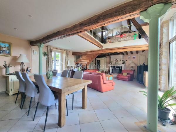 ** En EXCLUSIVITÉ ** Venez visiter SANS TARDER cette propriété de caractère avec revenus locatifs sur plus de 3 400 m² de terrain, située dans une commune paisible avec école élémentaire sur place et à seulement 2 km de PROVINS (gare SNCF) !

Au cœur d'un environnement calme et verdoyant, découvrez cette authentique propriété en pierre alliant charme, espace et rentabilité. Cet ensemble immobilier se compose d'une habitation principale et de deux maisons indépendantes actuellement louées, offrant un revenu locatif immédiat.

La maison principale d’environ 237 m² vous séduira dès l'entrée par ses éléments authentiques, notamment avec ses poutres et ses pierres apparentes. Elle comprend au rez-de-chaussée une entrée, une cuisine dînatoire, une buanderie- cellier, un vaste salon-séjour lumineux d’environ 57 m² avec une belle cheminée ouverte et un poêle à granulés, une chambre avec accès direct à la terrasse et des placards offrant de un bel espace de rangement, une salle d'eau et des toilettes indépendantes. 
À l'étage vous découvrirez une mezzanine servant d’espace bureau, un palier desservant trois chambres avec placards, une salle de bains et un WC indépendant.

Les deux logements locatifs indépendants complètent harmonieusement l'ensemble :
Une première maison d’environ 70 m²  avec terrasse et jardin, comprenant au rez-de-chaussée une belle pièce de vie avec cuisine ouverte, et un WC indépendant. À l’étage vous trouverez un couloir distribuant deux chambres, un dressing et une salle d'eau avec WC.
Une seconde maison d’environ 60 m² composée au rez-de-chaussée d’une entrée, d’un WC indépendant, d'un salon-séjour, d'une cuisine ouverte. Puis à l’étage une grande pièce palière, une salle d’eau et une chambre.

L'extérieur offre un superbe terrain arboré de 3 442 m² et de deux terrasses, propice à la détente. 
Vous profiterez notamment d’un abri de jardin, d’une grande grange, d’un atelier, d’une cave et d’un vaste préau avec four à pizza et espace de réception, un véritable lieu de convivialité qui vient enrichir le potentiel de cette propriété.

Un bien rare, idéal pour une résidence familiale avec activité locative ou pour donner vie à tous vos projets !
N’attendez plus, contactez-nous !

Contacter Julien & Cindy LUCIANI pour plus de renseignements au 06 52 63 33 63.