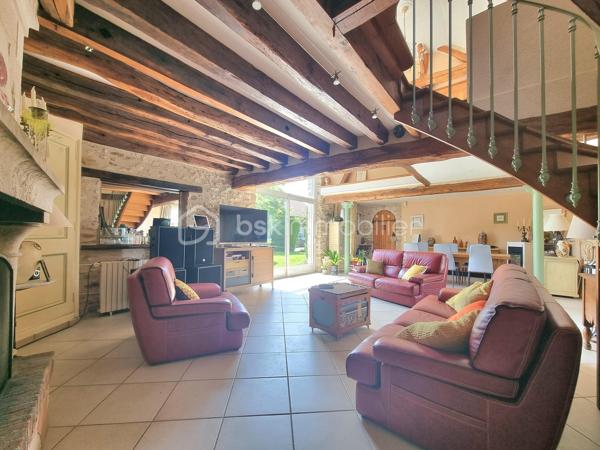 ** En EXCLUSIVITÉ ** Venez visiter SANS TARDER cette propriété de caractère avec revenus locatifs sur plus de 3 400 m² de terrain, située dans une commune paisible avec école élémentaire sur place et à seulement 2 km de PROVINS (gare SNCF) !

Au cœur d'un environnement calme et verdoyant, découvrez cette authentique propriété en pierre alliant charme, espace et rentabilité. Cet ensemble immobilier se compose d'une habitation principale et de deux maisons indépendantes actuellement louées, offrant un revenu locatif immédiat.

La maison principale d’environ 237 m² vous séduira dès l'entrée par ses éléments authentiques, notamment avec ses poutres et ses pierres apparentes. Elle comprend au rez-de-chaussée une entrée, une cuisine dînatoire, une buanderie- cellier, un vaste salon-séjour lumineux d’environ 57 m² avec une belle cheminée ouverte et un poêle à granulés, une chambre avec accès direct à la terrasse et des placards offrant de un bel espace de rangement, une salle d'eau et des toilettes indépendantes. 
À l'étage vous découvrirez une mezzanine servant d’espace bureau, un palier desservant trois chambres avec placards, une salle de bains et un WC indépendant.

Les deux logements locatifs indépendants complètent harmonieusement l'ensemble :
Une première maison d’environ 70 m²  avec terrasse et jardin, comprenant au rez-de-chaussée une belle pièce de vie avec cuisine ouverte, et un WC indépendant. À l’étage vous trouverez un couloir distribuant deux chambres, un dressing et une salle d'eau avec WC.
Une seconde maison d’environ 60 m² composée au rez-de-chaussée d’une entrée, d’un WC indépendant, d'un salon-séjour, d'une cuisine ouverte. Puis à l’étage une grande pièce palière, une salle d’eau et une chambre.

L'extérieur offre un superbe terrain arboré de 3 442 m² et de deux terrasses, propice à la détente. 
Vous profiterez notamment d’un abri de jardin, d’une grande grange, d’un atelier, d’une cave et d’un vaste préau avec four à pizza et espace de réception, un véritable lieu de convivialité qui vient enrichir le potentiel de cette propriété.

Un bien rare, idéal pour une résidence familiale avec activité locative ou pour donner vie à tous vos projets !
N’attendez plus, contactez-nous !

Contacter Julien & Cindy LUCIANI pour plus de renseignements au 06 52 63 33 63.