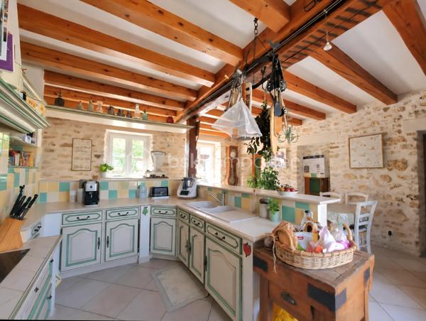 ** En EXCLUSIVITÉ ** Venez visiter SANS TARDER cette propriété de caractère avec revenus locatifs sur plus de 3 400 m² de terrain, située dans une commune paisible avec école élémentaire sur place et à seulement 2 km de PROVINS (gare SNCF) !

Au cœur d'un environnement calme et verdoyant, découvrez cette authentique propriété en pierre alliant charme, espace et rentabilité. Cet ensemble immobilier se compose d'une habitation principale et de deux maisons indépendantes actuellement louées, offrant un revenu locatif immédiat.

La maison principale d’environ 237 m² vous séduira dès l'entrée par ses éléments authentiques, notamment avec ses poutres et ses pierres apparentes. Elle comprend au rez-de-chaussée une entrée, une cuisine dînatoire, une buanderie- cellier, un vaste salon-séjour lumineux d’environ 57 m² avec une belle cheminée ouverte et un poêle à granulés, une chambre avec accès direct à la terrasse et des placards offrant de un bel espace de rangement, une salle d'eau et des toilettes indépendantes. 
À l'étage vous découvrirez une mezzanine servant d’espace bureau, un palier desservant trois chambres avec placards, une salle de bains et un WC indépendant.

Les deux logements locatifs indépendants complètent harmonieusement l'ensemble :
Une première maison d’environ 70 m²  avec terrasse et jardin, comprenant au rez-de-chaussée une belle pièce de vie avec cuisine ouverte, et un WC indépendant. À l’étage vous trouverez un couloir distribuant deux chambres, un dressing et une salle d'eau avec WC.
Une seconde maison d’environ 60 m² composée au rez-de-chaussée d’une entrée, d’un WC indépendant, d'un salon-séjour, d'une cuisine ouverte. Puis à l’étage une grande pièce palière, une salle d’eau et une chambre.

L'extérieur offre un superbe terrain arboré de 3 442 m² et de deux terrasses, propice à la détente. 
Vous profiterez notamment d’un abri de jardin, d’une grande grange, d’un atelier, d’une cave et d’un vaste préau avec four à pizza et espace de réception, un véritable lieu de convivialité qui vient enrichir le potentiel de cette propriété.

Un bien rare, idéal pour une résidence familiale avec activité locative ou pour donner vie à tous vos projets !
N’attendez plus, contactez-nous !

Contacter Julien & Cindy LUCIANI pour plus de renseignements au 06 52 63 33 63.