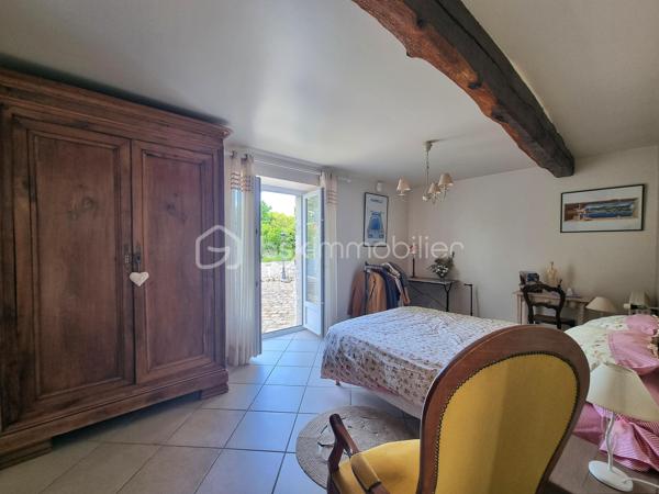 ** En EXCLUSIVITÉ ** Venez visiter SANS TARDER cette propriété de caractère avec revenus locatifs sur plus de 3 400 m² de terrain, située dans une commune paisible avec école élémentaire sur place et à seulement 2 km de PROVINS (gare SNCF) !

Au cœur d'un environnement calme et verdoyant, découvrez cette authentique propriété en pierre alliant charme, espace et rentabilité. Cet ensemble immobilier se compose d'une habitation principale et de deux maisons indépendantes actuellement louées, offrant un revenu locatif immédiat.

La maison principale d’environ 237 m² vous séduira dès l'entrée par ses éléments authentiques, notamment avec ses poutres et ses pierres apparentes. Elle comprend au rez-de-chaussée une entrée, une cuisine dînatoire, une buanderie- cellier, un vaste salon-séjour lumineux d’environ 57 m² avec une belle cheminée ouverte et un poêle à granulés, une chambre avec accès direct à la terrasse et des placards offrant de un bel espace de rangement, une salle d'eau et des toilettes indépendantes. 
À l'étage vous découvrirez une mezzanine servant d’espace bureau, un palier desservant trois chambres avec placards, une salle de bains et un WC indépendant.

Les deux logements locatifs indépendants complètent harmonieusement l'ensemble :
Une première maison d’environ 70 m²  avec terrasse et jardin, comprenant au rez-de-chaussée une belle pièce de vie avec cuisine ouverte, et un WC indépendant. À l’étage vous trouverez un couloir distribuant deux chambres, un dressing et une salle d'eau avec WC.
Une seconde maison d’environ 60 m² composée au rez-de-chaussée d’une entrée, d’un WC indépendant, d'un salon-séjour, d'une cuisine ouverte. Puis à l’étage une grande pièce palière, une salle d’eau et une chambre.

L'extérieur offre un superbe terrain arboré de 3 442 m² et de deux terrasses, propice à la détente. 
Vous profiterez notamment d’un abri de jardin, d’une grande grange, d’un atelier, d’une cave et d’un vaste préau avec four à pizza et espace de réception, un véritable lieu de convivialité qui vient enrichir le potentiel de cette propriété.

Un bien rare, idéal pour une résidence familiale avec activité locative ou pour donner vie à tous vos projets !
N’attendez plus, contactez-nous !

Contacter Julien & Cindy LUCIANI pour plus de renseignements au 06 52 63 33 63.