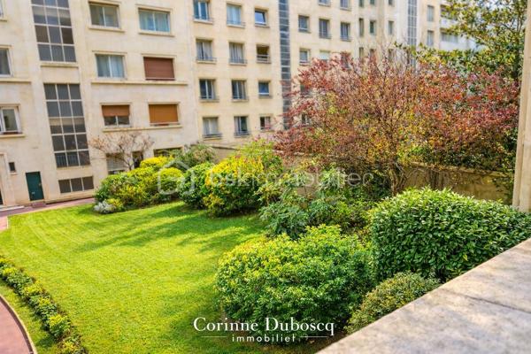 Corinne Duboscq vous propose
Paris 16ème - Bld Suchet - Proche Rolland Garros - Bois de Boulogne - Hyppodrome de Longchamps
Ligne métro 10
Dans une copropriété de standing avec gardien, digicode, interphone, u
Studio calme et lumineux donnant sur le jardin de la copropriété, comprenant une entrée avec espace douche, un pièce à vivre avec une kitchenette.aucune perte de place, parfaitement agencé
faibles charges incluant eau chaude, eau froide et chauffage
1er étage surélevé correspondant à un 2ème étage