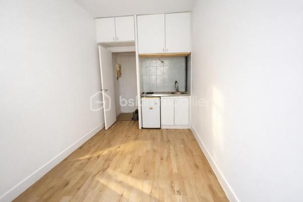 Corinne Duboscq vous propose
Paris 16ème - Bld Suchet - Proche Rolland Garros - Bois de Boulogne - Hyppodrome de Longchamps
Ligne métro 10
Dans une copropriété de standing avec gardien, digicode, interphone, u
Studio calme et lumineux donnant sur le jardin de la copropriété, comprenant une entrée avec espace douche, un pièce à vivre avec une kitchenette.aucune perte de place, parfaitement agencé
faibles charges incluant eau chaude, eau froide et chauffage
1er étage surélevé correspondant à un 2ème étage