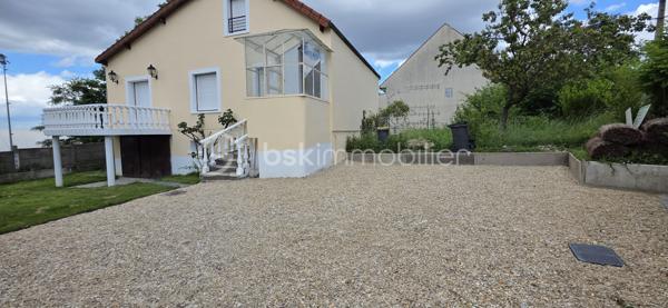 Maison rénovée de 138 m² habitables (101,79m² Loi Carrez) comprenant 6 pièces dont 3 chambres.

Sur un terrain de 350 m², cette maison offre au rez-de-chaussée un double séjour lumineux donnant accès à une grande terrasse, une cuisine américaine, deux chambres, un WC et une salle d'eau. 
Au premier étage, une grande chambre, un coin bureau (possibilité d'aménager une 4ᵉ chambre) et une deuxième salle d'eau. 
Un garage de 37 m², équipé de réseaux et d'un WC, est facilement transformable en studio ou atelier, offrant un potentiel locatif ou de travail indépendant. 
Une cave de 25 m² complète les surfaces utiles. Jardin agréable, possibilité de stationner une à deux voitures sur la parcelle. Maison rénovée, prestations pratiques et volumes familiaux.

Environnement de qualité : commerces de proximité, écoles et structures périscolaires accessibles, marchés et services du centre-ville à courte distance. Espaces verts et parcs municipaux à proximité pour les promenades et les activités en plein air. Bonne desserte en transports en commun (lignes de bus et accès aux réseaux ferroviaires régionaux), axes routiers facilitant les trajets vers Paris et les communes limitrophes.