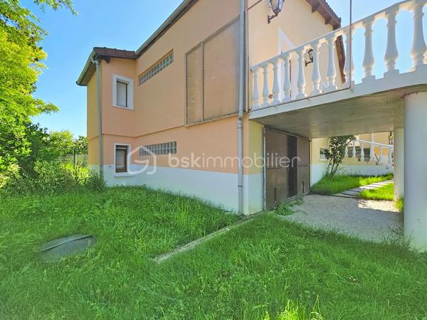 Maison rénovée de 138 m² habitables (101,79m² Loi Carrez) comprenant 6 pièces dont 3 chambres.

Sur un terrain de 350 m², cette maison offre au rez-de-chaussée un double séjour lumineux donnant accès à une grande terrasse, une cuisine américaine, deux chambres, un WC et une salle d'eau. 
Au premier étage, une grande chambre, un coin bureau (possibilité d'aménager une 4ᵉ chambre) et une deuxième salle d'eau. 
Un garage de 37 m², équipé de réseaux et d'un WC, est facilement transformable en studio ou atelier, offrant un potentiel locatif ou de travail indépendant. 
Une cave de 25 m² complète les surfaces utiles. Jardin agréable, possibilité de stationner une à deux voitures sur la parcelle. Maison rénovée, prestations pratiques et volumes familiaux.

Environnement de qualité : commerces de proximité, écoles et structures périscolaires accessibles, marchés et services du centre-ville à courte distance. Espaces verts et parcs municipaux à proximité pour les promenades et les activités en plein air. Bonne desserte en transports en commun (lignes de bus et accès aux réseaux ferroviaires régionaux), axes routiers facilitant les trajets vers Paris et les communes limitrophes.