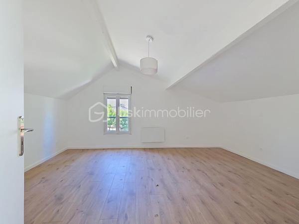 Maison rénovée de 138 m² habitables (101,79m² Loi Carrez) comprenant 6 pièces dont 3 chambres.

Sur un terrain de 350 m², cette maison offre au rez-de-chaussée un double séjour lumineux donnant accès à une grande terrasse, une cuisine américaine, deux chambres, un WC et une salle d'eau. 
Au premier étage, une grande chambre, un coin bureau (possibilité d'aménager une 4ᵉ chambre) et une deuxième salle d'eau. 
Un garage de 37 m², équipé de réseaux et d'un WC, est facilement transformable en studio ou atelier, offrant un potentiel locatif ou de travail indépendant. 
Une cave de 25 m² complète les surfaces utiles. Jardin agréable, possibilité de stationner une à deux voitures sur la parcelle. Maison rénovée, prestations pratiques et volumes familiaux.

Environnement de qualité : commerces de proximité, écoles et structures périscolaires accessibles, marchés et services du centre-ville à courte distance. Espaces verts et parcs municipaux à proximité pour les promenades et les activités en plein air. Bonne desserte en transports en commun (lignes de bus et accès aux réseaux ferroviaires régionaux), axes routiers facilitant les trajets vers Paris et les communes limitrophes.