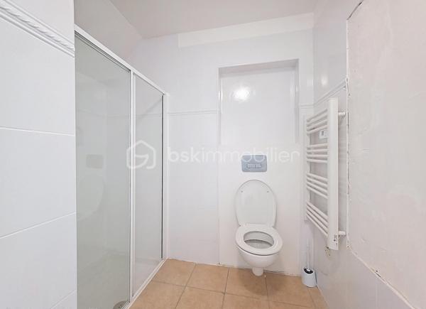 Maison rénovée de 138 m² habitables (101,79m² Loi Carrez) comprenant 6 pièces dont 3 chambres.

Sur un terrain de 350 m², cette maison offre au rez-de-chaussée un double séjour lumineux donnant accès à une grande terrasse, une cuisine américaine, deux chambres, un WC et une salle d'eau. 
Au premier étage, une grande chambre, un coin bureau (possibilité d'aménager une 4ᵉ chambre) et une deuxième salle d'eau. 
Un garage de 37 m², équipé de réseaux et d'un WC, est facilement transformable en studio ou atelier, offrant un potentiel locatif ou de travail indépendant. 
Une cave de 25 m² complète les surfaces utiles. Jardin agréable, possibilité de stationner une à deux voitures sur la parcelle. Maison rénovée, prestations pratiques et volumes familiaux.

Environnement de qualité : commerces de proximité, écoles et structures périscolaires accessibles, marchés et services du centre-ville à courte distance. Espaces verts et parcs municipaux à proximité pour les promenades et les activités en plein air. Bonne desserte en transports en commun (lignes de bus et accès aux réseaux ferroviaires régionaux), axes routiers facilitant les trajets vers Paris et les communes limitrophes.