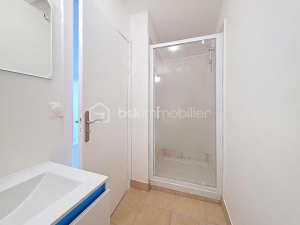 Maison rénovée de 138 m² habitables (101,79m² Loi Carrez) comprenant 6 pièces dont 3 chambres.

Sur un terrain de 350 m², cette maison offre au rez-de-chaussée un double séjour lumineux donnant accès à une grande terrasse, une cuisine américaine, deux chambres, un WC et une salle d'eau. 
Au premier étage, une grande chambre, un coin bureau (possibilité d'aménager une 4ᵉ chambre) et une deuxième salle d'eau. 
Un garage de 37 m², équipé de réseaux et d'un WC, est facilement transformable en studio ou atelier, offrant un potentiel locatif ou de travail indépendant. 
Une cave de 25 m² complète les surfaces utiles. Jardin agréable, possibilité de stationner une à deux voitures sur la parcelle. Maison rénovée, prestations pratiques et volumes familiaux.

Environnement de qualité : commerces de proximité, écoles et structures périscolaires accessibles, marchés et services du centre-ville à courte distance. Espaces verts et parcs municipaux à proximité pour les promenades et les activités en plein air. Bonne desserte en transports en commun (lignes de bus et accès aux réseaux ferroviaires régionaux), axes routiers facilitant les trajets vers Paris et les communes limitrophes.
