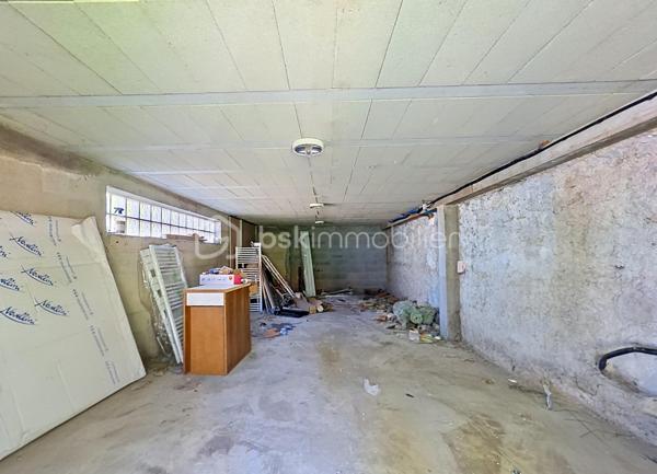 Maison rénovée de 138 m² habitables (101,79m² Loi Carrez) comprenant 6 pièces dont 3 chambres.

Sur un terrain de 350 m², cette maison offre au rez-de-chaussée un double séjour lumineux donnant accès à une grande terrasse, une cuisine américaine, deux chambres, un WC et une salle d'eau. 
Au premier étage, une grande chambre, un coin bureau (possibilité d'aménager une 4ᵉ chambre) et une deuxième salle d'eau. 
Un garage de 37 m², équipé de réseaux et d'un WC, est facilement transformable en studio ou atelier, offrant un potentiel locatif ou de travail indépendant. 
Une cave de 25 m² complète les surfaces utiles. Jardin agréable, possibilité de stationner une à deux voitures sur la parcelle. Maison rénovée, prestations pratiques et volumes familiaux.

Environnement de qualité : commerces de proximité, écoles et structures périscolaires accessibles, marchés et services du centre-ville à courte distance. Espaces verts et parcs municipaux à proximité pour les promenades et les activités en plein air. Bonne desserte en transports en commun (lignes de bus et accès aux réseaux ferroviaires régionaux), axes routiers facilitant les trajets vers Paris et les communes limitrophes.