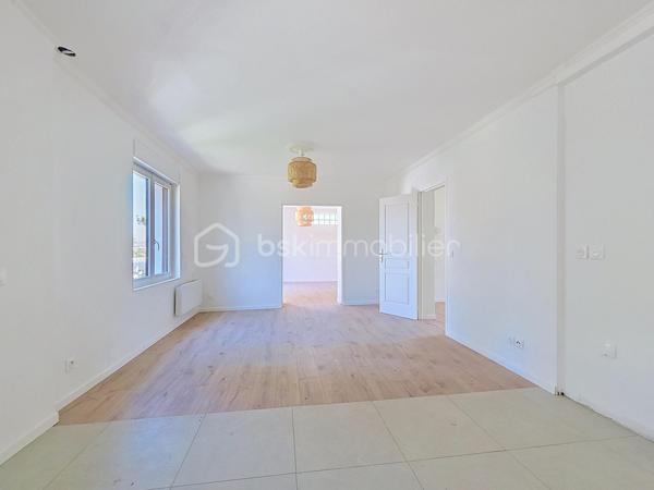 Maison rénovée de 138 m² habitables (101,79m² Loi Carrez) comprenant 6 pièces dont 3 chambres.

Sur un terrain de 350 m², cette maison offre au rez-de-chaussée un double séjour lumineux donnant accès à une grande terrasse, une cuisine américaine, deux chambres, un WC et une salle d'eau. 
Au premier étage, une grande chambre, un coin bureau (possibilité d'aménager une 4ᵉ chambre) et une deuxième salle d'eau. 
Un garage de 37 m², équipé de réseaux et d'un WC, est facilement transformable en studio ou atelier, offrant un potentiel locatif ou de travail indépendant. 
Une cave de 25 m² complète les surfaces utiles. Jardin agréable, possibilité de stationner une à deux voitures sur la parcelle. Maison rénovée, prestations pratiques et volumes familiaux.

Environnement de qualité : commerces de proximité, écoles et structures périscolaires accessibles, marchés et services du centre-ville à courte distance. Espaces verts et parcs municipaux à proximité pour les promenades et les activités en plein air. Bonne desserte en transports en commun (lignes de bus et accès aux réseaux ferroviaires régionaux), axes routiers facilitant les trajets vers Paris et les communes limitrophes.