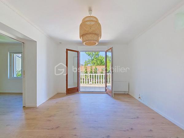 Maison rénovée de 138 m² habitables (101,79m² Loi Carrez) comprenant 6 pièces dont 3 chambres.

Sur un terrain de 350 m², cette maison offre au rez-de-chaussée un double séjour lumineux donnant accès à une grande terrasse, une cuisine américaine, deux chambres, un WC et une salle d'eau. 
Au premier étage, une grande chambre, un coin bureau (possibilité d'aménager une 4ᵉ chambre) et une deuxième salle d'eau. 
Un garage de 37 m², équipé de réseaux et d'un WC, est facilement transformable en studio ou atelier, offrant un potentiel locatif ou de travail indépendant. 
Une cave de 25 m² complète les surfaces utiles. Jardin agréable, possibilité de stationner une à deux voitures sur la parcelle. Maison rénovée, prestations pratiques et volumes familiaux.

Environnement de qualité : commerces de proximité, écoles et structures périscolaires accessibles, marchés et services du centre-ville à courte distance. Espaces verts et parcs municipaux à proximité pour les promenades et les activités en plein air. Bonne desserte en transports en commun (lignes de bus et accès aux réseaux ferroviaires régionaux), axes routiers facilitant les trajets vers Paris et les communes limitrophes.