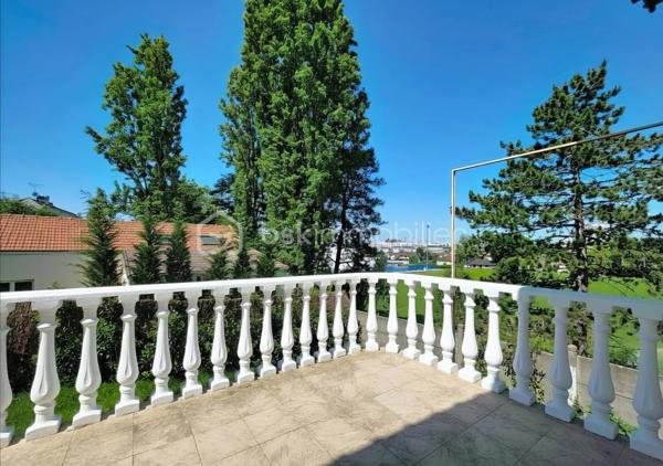 Maison rénovée de 138 m² habitables (101,79m² Loi Carrez) comprenant 6 pièces dont 3 chambres.

Sur un terrain de 350 m², cette maison offre au rez-de-chaussée un double séjour lumineux donnant accès à une grande terrasse, une cuisine américaine, deux chambres, un WC et une salle d'eau. 
Au premier étage, une grande chambre, un coin bureau (possibilité d'aménager une 4ᵉ chambre) et une deuxième salle d'eau. 
Un garage de 37 m², équipé de réseaux et d'un WC, est facilement transformable en studio ou atelier, offrant un potentiel locatif ou de travail indépendant. 
Une cave de 25 m² complète les surfaces utiles. Jardin agréable, possibilité de stationner une à deux voitures sur la parcelle. Maison rénovée, prestations pratiques et volumes familiaux.

Environnement de qualité : commerces de proximité, écoles et structures périscolaires accessibles, marchés et services du centre-ville à courte distance. Espaces verts et parcs municipaux à proximité pour les promenades et les activités en plein air. Bonne desserte en transports en commun (lignes de bus et accès aux réseaux ferroviaires régionaux), axes routiers facilitant les trajets vers Paris et les communes limitrophes.