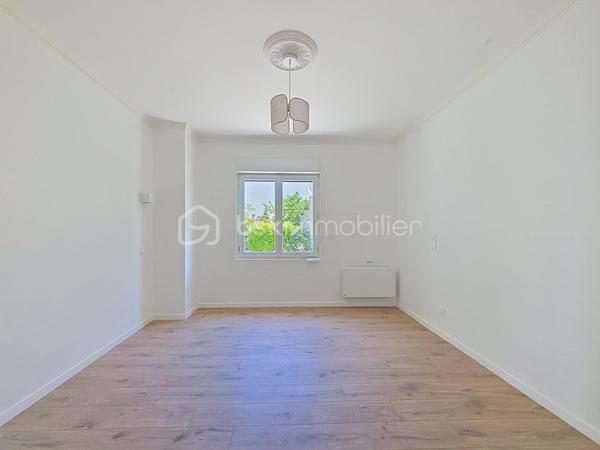 Maison rénovée de 138 m² habitables (101,79m² Loi Carrez) comprenant 6 pièces dont 3 chambres.

Sur un terrain de 350 m², cette maison offre au rez-de-chaussée un double séjour lumineux donnant accès à une grande terrasse, une cuisine américaine, deux chambres, un WC et une salle d'eau. 
Au premier étage, une grande chambre, un coin bureau (possibilité d'aménager une 4ᵉ chambre) et une deuxième salle d'eau. 
Un garage de 37 m², équipé de réseaux et d'un WC, est facilement transformable en studio ou atelier, offrant un potentiel locatif ou de travail indépendant. 
Une cave de 25 m² complète les surfaces utiles. Jardin agréable, possibilité de stationner une à deux voitures sur la parcelle. Maison rénovée, prestations pratiques et volumes familiaux.

Environnement de qualité : commerces de proximité, écoles et structures périscolaires accessibles, marchés et services du centre-ville à courte distance. Espaces verts et parcs municipaux à proximité pour les promenades et les activités en plein air. Bonne desserte en transports en commun (lignes de bus et accès aux réseaux ferroviaires régionaux), axes routiers facilitant les trajets vers Paris et les communes limitrophes.