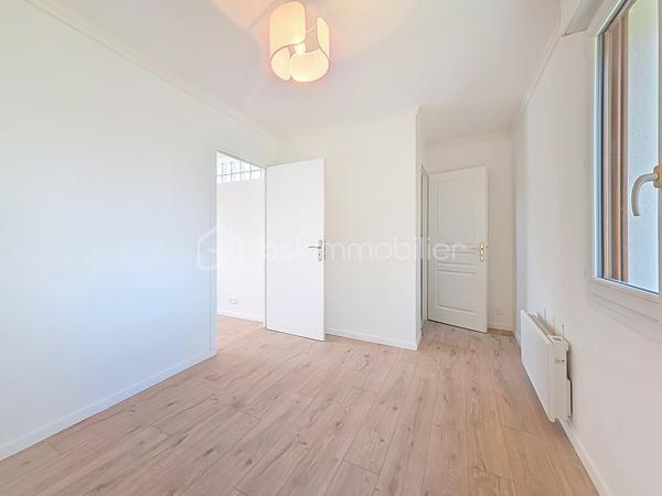 Maison rénovée de 138 m² habitables (101,79m² Loi Carrez) comprenant 6 pièces dont 3 chambres.

Sur un terrain de 350 m², cette maison offre au rez-de-chaussée un double séjour lumineux donnant accès à une grande terrasse, une cuisine américaine, deux chambres, un WC et une salle d'eau. 
Au premier étage, une grande chambre, un coin bureau (possibilité d'aménager une 4ᵉ chambre) et une deuxième salle d'eau. 
Un garage de 37 m², équipé de réseaux et d'un WC, est facilement transformable en studio ou atelier, offrant un potentiel locatif ou de travail indépendant. 
Une cave de 25 m² complète les surfaces utiles. Jardin agréable, possibilité de stationner une à deux voitures sur la parcelle. Maison rénovée, prestations pratiques et volumes familiaux.

Environnement de qualité : commerces de proximité, écoles et structures périscolaires accessibles, marchés et services du centre-ville à courte distance. Espaces verts et parcs municipaux à proximité pour les promenades et les activités en plein air. Bonne desserte en transports en commun (lignes de bus et accès aux réseaux ferroviaires régionaux), axes routiers facilitant les trajets vers Paris et les communes limitrophes.