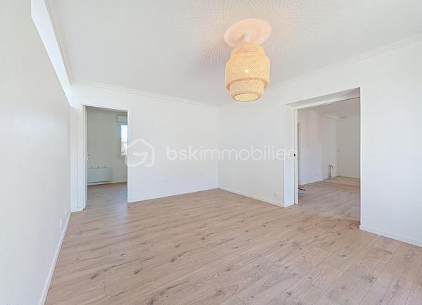 Maison rénovée de 138 m² habitables (101,79m² Loi Carrez) comprenant 6 pièces dont 3 chambres.

Sur un terrain de 350 m², cette maison offre au rez-de-chaussée un double séjour lumineux donnant accès à une grande terrasse, une cuisine américaine, deux chambres, un WC et une salle d'eau. 
Au premier étage, une grande chambre, un coin bureau (possibilité d'aménager une 4ᵉ chambre) et une deuxième salle d'eau. 
Un garage de 37 m², équipé de réseaux et d'un WC, est facilement transformable en studio ou atelier, offrant un potentiel locatif ou de travail indépendant. 
Une cave de 25 m² complète les surfaces utiles. Jardin agréable, possibilité de stationner une à deux voitures sur la parcelle. Maison rénovée, prestations pratiques et volumes familiaux.

Environnement de qualité : commerces de proximité, écoles et structures périscolaires accessibles, marchés et services du centre-ville à courte distance. Espaces verts et parcs municipaux à proximité pour les promenades et les activités en plein air. Bonne desserte en transports en commun (lignes de bus et accès aux réseaux ferroviaires régionaux), axes routiers facilitant les trajets vers Paris et les communes limitrophes.