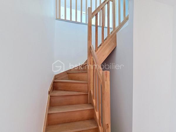 Maison rénovée de 138 m² habitables (101,79m² Loi Carrez) comprenant 6 pièces dont 3 chambres.

Sur un terrain de 350 m², cette maison offre au rez-de-chaussée un double séjour lumineux donnant accès à une grande terrasse, une cuisine américaine, deux chambres, un WC et une salle d'eau. 
Au premier étage, une grande chambre, un coin bureau (possibilité d'aménager une 4ᵉ chambre) et une deuxième salle d'eau. 
Un garage de 37 m², équipé de réseaux et d'un WC, est facilement transformable en studio ou atelier, offrant un potentiel locatif ou de travail indépendant. 
Une cave de 25 m² complète les surfaces utiles. Jardin agréable, possibilité de stationner une à deux voitures sur la parcelle. Maison rénovée, prestations pratiques et volumes familiaux.

Environnement de qualité : commerces de proximité, écoles et structures périscolaires accessibles, marchés et services du centre-ville à courte distance. Espaces verts et parcs municipaux à proximité pour les promenades et les activités en plein air. Bonne desserte en transports en commun (lignes de bus et accès aux réseaux ferroviaires régionaux), axes routiers facilitant les trajets vers Paris et les communes limitrophes.
