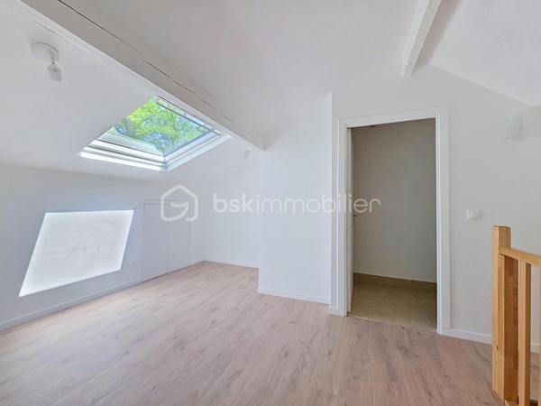 Maison rénovée de 138 m² habitables (101,79m² Loi Carrez) comprenant 6 pièces dont 3 chambres.

Sur un terrain de 350 m², cette maison offre au rez-de-chaussée un double séjour lumineux donnant accès à une grande terrasse, une cuisine américaine, deux chambres, un WC et une salle d'eau. 
Au premier étage, une grande chambre, un coin bureau (possibilité d'aménager une 4ᵉ chambre) et une deuxième salle d'eau. 
Un garage de 37 m², équipé de réseaux et d'un WC, est facilement transformable en studio ou atelier, offrant un potentiel locatif ou de travail indépendant. 
Une cave de 25 m² complète les surfaces utiles. Jardin agréable, possibilité de stationner une à deux voitures sur la parcelle. Maison rénovée, prestations pratiques et volumes familiaux.

Environnement de qualité : commerces de proximité, écoles et structures périscolaires accessibles, marchés et services du centre-ville à courte distance. Espaces verts et parcs municipaux à proximité pour les promenades et les activités en plein air. Bonne desserte en transports en commun (lignes de bus et accès aux réseaux ferroviaires régionaux), axes routiers facilitant les trajets vers Paris et les communes limitrophes.