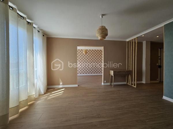 Découvrez ce lumineux et spacieux appartement de 94 m² digne d'une maison situé en plein centre-ville de Châteauroux, au sein d'une copropriété paisible et sécurisé avec parking privatif. Entièrement refait à neuf, ce bien offre confort et modernité dans un environnement calme. De quoi séduire toute la famille!

L’appartement se compose de 5 pièces, 3 chambres confortables dont une avec dressing, un salon salle à manger spacieux ouvert sur une cuisine moderne et équipée, une salle d'eau moderne, et se trouve au 4ème étage d’un immeuble de 7 niveaux avec ascenseurs.

Pour un confort absolu au quotidien, ce bien d’exception se complète d’une buanderie fonctionnelle et d’un espace modulable à réinventer selon vos envies.

Localisé au centre, vous serez à proximité immédiate des commerces, écoles, et services, avec des charges annuelles de copropriété fixées à 2500 €. Ideal pour une vie urbaine sereine, ce bien est à vendre pour améliorer votre quotidien!

Contactez Yoan Vialle pour plus d'informations.
