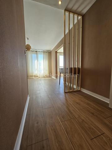 Découvrez ce lumineux et spacieux appartement de 94 m² digne d'une maison situé en plein centre-ville de Châteauroux, au sein d'une copropriété paisible et sécurisé avec parking privatif. Entièrement refait à neuf, ce bien offre confort et modernité dans un environnement calme. De quoi séduire toute la famille!

L’appartement se compose de 5 pièces, 3 chambres confortables dont une avec dressing, un salon salle à manger spacieux ouvert sur une cuisine moderne et équipée, une salle d'eau moderne, et se trouve au 4ème étage d’un immeuble de 7 niveaux avec ascenseurs.

Pour un confort absolu au quotidien, ce bien d’exception se complète d’une buanderie fonctionnelle et d’un espace modulable à réinventer selon vos envies.

Localisé au centre, vous serez à proximité immédiate des commerces, écoles, et services, avec des charges annuelles de copropriété fixées à 2500 €. Ideal pour une vie urbaine sereine, ce bien est à vendre pour améliorer votre quotidien!

Contactez Yoan Vialle pour plus d'informations.