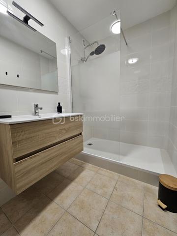 Découvrez ce lumineux et spacieux appartement de 94 m² digne d'une maison situé en plein centre-ville de Châteauroux, au sein d'une copropriété paisible et sécurisé avec parking privatif. Entièrement refait à neuf, ce bien offre confort et modernité dans un environnement calme. De quoi séduire toute la famille!

L’appartement se compose de 5 pièces, 3 chambres confortables dont une avec dressing, un salon salle à manger spacieux ouvert sur une cuisine moderne et équipée, une salle d'eau moderne, et se trouve au 4ème étage d’un immeuble de 7 niveaux avec ascenseurs.

Pour un confort absolu au quotidien, ce bien d’exception se complète d’une buanderie fonctionnelle et d’un espace modulable à réinventer selon vos envies.

Localisé au centre, vous serez à proximité immédiate des commerces, écoles, et services, avec des charges annuelles de copropriété fixées à 2500 €. Ideal pour une vie urbaine sereine, ce bien est à vendre pour améliorer votre quotidien!

Contactez Yoan Vialle pour plus d'informations.