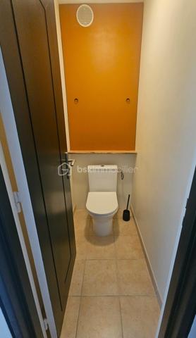 Découvrez ce lumineux et spacieux appartement de 94 m² digne d'une maison situé en plein centre-ville de Châteauroux, au sein d'une copropriété paisible et sécurisé avec parking privatif. Entièrement refait à neuf, ce bien offre confort et modernité dans un environnement calme. De quoi séduire toute la famille!

L’appartement se compose de 5 pièces, 3 chambres confortables dont une avec dressing, un salon salle à manger spacieux ouvert sur une cuisine moderne et équipée, une salle d'eau moderne, et se trouve au 4ème étage d’un immeuble de 7 niveaux avec ascenseurs.

Pour un confort absolu au quotidien, ce bien d’exception se complète d’une buanderie fonctionnelle et d’un espace modulable à réinventer selon vos envies.

Localisé au centre, vous serez à proximité immédiate des commerces, écoles, et services, avec des charges annuelles de copropriété fixées à 2500 €. Ideal pour une vie urbaine sereine, ce bien est à vendre pour améliorer votre quotidien!

Contactez Yoan Vialle pour plus d'informations.