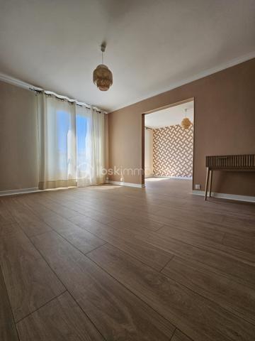 Découvrez ce lumineux et spacieux appartement de 94 m² digne d'une maison situé en plein centre-ville de Châteauroux, au sein d'une copropriété paisible et sécurisé avec parking privatif. Entièrement refait à neuf, ce bien offre confort et modernité dans un environnement calme. De quoi séduire toute la famille!

L’appartement se compose de 5 pièces, 3 chambres confortables dont une avec dressing, un salon salle à manger spacieux ouvert sur une cuisine moderne et équipée, une salle d'eau moderne, et se trouve au 4ème étage d’un immeuble de 7 niveaux avec ascenseurs.

Pour un confort absolu au quotidien, ce bien d’exception se complète d’une buanderie fonctionnelle et d’un espace modulable à réinventer selon vos envies.

Localisé au centre, vous serez à proximité immédiate des commerces, écoles, et services, avec des charges annuelles de copropriété fixées à 2500 €. Ideal pour une vie urbaine sereine, ce bien est à vendre pour améliorer votre quotidien!

Contactez Yoan Vialle pour plus d'informations.