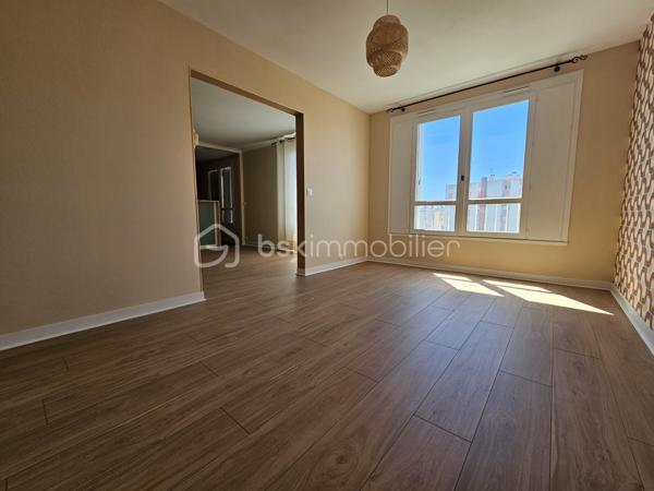 Découvrez ce lumineux et spacieux appartement de 94 m² digne d'une maison situé en plein centre-ville de Châteauroux, au sein d'une copropriété paisible et sécurisé avec parking privatif. Entièrement refait à neuf, ce bien offre confort et modernité dans un environnement calme. De quoi séduire toute la famille!

L’appartement se compose de 5 pièces, 3 chambres confortables dont une avec dressing, un salon salle à manger spacieux ouvert sur une cuisine moderne et équipée, une salle d'eau moderne, et se trouve au 4ème étage d’un immeuble de 7 niveaux avec ascenseurs.

Pour un confort absolu au quotidien, ce bien d’exception se complète d’une buanderie fonctionnelle et d’un espace modulable à réinventer selon vos envies.

Localisé au centre, vous serez à proximité immédiate des commerces, écoles, et services, avec des charges annuelles de copropriété fixées à 2500 €. Ideal pour une vie urbaine sereine, ce bien est à vendre pour améliorer votre quotidien!

Contactez Yoan Vialle pour plus d'informations.