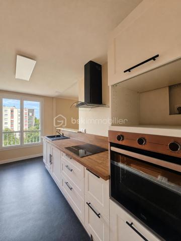 Découvrez ce lumineux et spacieux appartement de 94 m² digne d'une maison situé en plein centre-ville de Châteauroux, au sein d'une copropriété paisible et sécurisé avec parking privatif. Entièrement refait à neuf, ce bien offre confort et modernité dans un environnement calme. De quoi séduire toute la famille!

L’appartement se compose de 5 pièces, 3 chambres confortables dont une avec dressing, un salon salle à manger spacieux ouvert sur une cuisine moderne et équipée, une salle d'eau moderne, et se trouve au 4ème étage d’un immeuble de 7 niveaux avec ascenseurs.

Pour un confort absolu au quotidien, ce bien d’exception se complète d’une buanderie fonctionnelle et d’un espace modulable à réinventer selon vos envies.

Localisé au centre, vous serez à proximité immédiate des commerces, écoles, et services, avec des charges annuelles de copropriété fixées à 2500 €. Ideal pour une vie urbaine sereine, ce bien est à vendre pour améliorer votre quotidien!

Contactez Yoan Vialle pour plus d'informations.