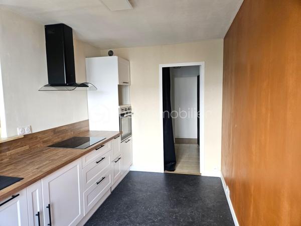 Découvrez ce lumineux et spacieux appartement de 94 m² digne d'une maison situé en plein centre-ville de Châteauroux, au sein d'une copropriété paisible et sécurisé avec parking privatif. Entièrement refait à neuf, ce bien offre confort et modernité dans un environnement calme. De quoi séduire toute la famille!

L’appartement se compose de 5 pièces, 3 chambres confortables dont une avec dressing, un salon salle à manger spacieux ouvert sur une cuisine moderne et équipée, une salle d'eau moderne, et se trouve au 4ème étage d’un immeuble de 7 niveaux avec ascenseurs.

Pour un confort absolu au quotidien, ce bien d’exception se complète d’une buanderie fonctionnelle et d’un espace modulable à réinventer selon vos envies.

Localisé au centre, vous serez à proximité immédiate des commerces, écoles, et services, avec des charges annuelles de copropriété fixées à 2500 €. Ideal pour une vie urbaine sereine, ce bien est à vendre pour améliorer votre quotidien!

Contactez Yoan Vialle pour plus d'informations.