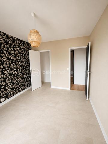 Découvrez ce lumineux et spacieux appartement de 94 m² digne d'une maison situé en plein centre-ville de Châteauroux, au sein d'une copropriété paisible et sécurisé avec parking privatif. Entièrement refait à neuf, ce bien offre confort et modernité dans un environnement calme. De quoi séduire toute la famille!

L’appartement se compose de 5 pièces, 3 chambres confortables dont une avec dressing, un salon salle à manger spacieux ouvert sur une cuisine moderne et équipée, une salle d'eau moderne, et se trouve au 4ème étage d’un immeuble de 7 niveaux avec ascenseurs.

Pour un confort absolu au quotidien, ce bien d’exception se complète d’une buanderie fonctionnelle et d’un espace modulable à réinventer selon vos envies.

Localisé au centre, vous serez à proximité immédiate des commerces, écoles, et services, avec des charges annuelles de copropriété fixées à 2500 €. Ideal pour une vie urbaine sereine, ce bien est à vendre pour améliorer votre quotidien!

Contactez Yoan Vialle pour plus d'informations.
