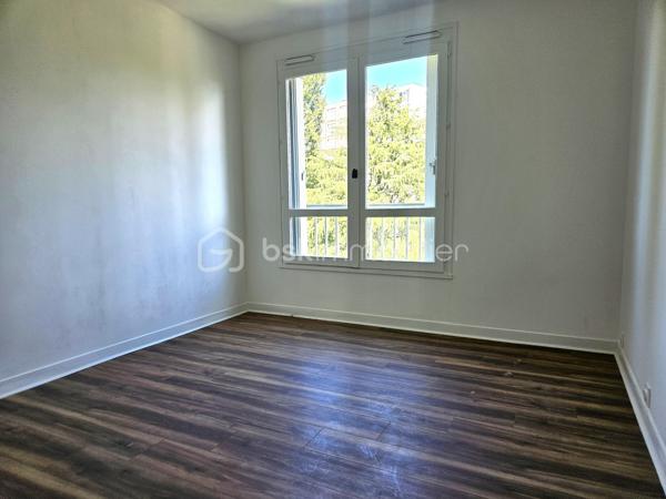 Découvrez ce lumineux et spacieux appartement de 94 m² digne d'une maison situé en plein centre-ville de Châteauroux, au sein d'une copropriété paisible et sécurisé avec parking privatif. Entièrement refait à neuf, ce bien offre confort et modernité dans un environnement calme. De quoi séduire toute la famille!

L’appartement se compose de 5 pièces, 3 chambres confortables dont une avec dressing, un salon salle à manger spacieux ouvert sur une cuisine moderne et équipée, une salle d'eau moderne, et se trouve au 4ème étage d’un immeuble de 7 niveaux avec ascenseurs.

Pour un confort absolu au quotidien, ce bien d’exception se complète d’une buanderie fonctionnelle et d’un espace modulable à réinventer selon vos envies.

Localisé au centre, vous serez à proximité immédiate des commerces, écoles, et services, avec des charges annuelles de copropriété fixées à 2500 €. Ideal pour une vie urbaine sereine, ce bien est à vendre pour améliorer votre quotidien!

Contactez Yoan Vialle pour plus d'informations.