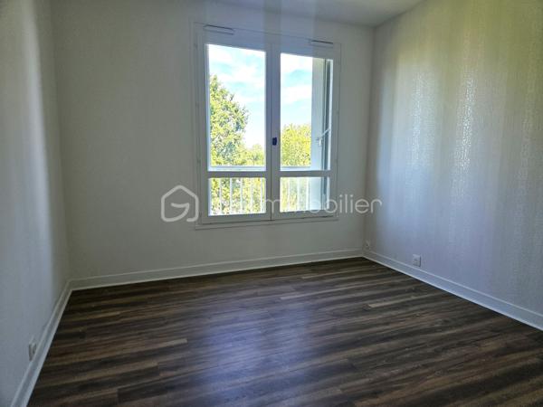 Découvrez ce lumineux et spacieux appartement de 94 m² digne d'une maison situé en plein centre-ville de Châteauroux, au sein d'une copropriété paisible et sécurisé avec parking privatif. Entièrement refait à neuf, ce bien offre confort et modernité dans un environnement calme. De quoi séduire toute la famille!

L’appartement se compose de 5 pièces, 3 chambres confortables dont une avec dressing, un salon salle à manger spacieux ouvert sur une cuisine moderne et équipée, une salle d'eau moderne, et se trouve au 4ème étage d’un immeuble de 7 niveaux avec ascenseurs.

Pour un confort absolu au quotidien, ce bien d’exception se complète d’une buanderie fonctionnelle et d’un espace modulable à réinventer selon vos envies.

Localisé au centre, vous serez à proximité immédiate des commerces, écoles, et services, avec des charges annuelles de copropriété fixées à 2500 €. Ideal pour une vie urbaine sereine, ce bien est à vendre pour améliorer votre quotidien!

Contactez Yoan Vialle pour plus d'informations.