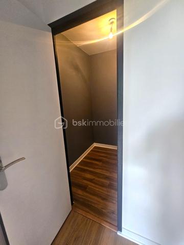 Découvrez ce lumineux et spacieux appartement de 94 m² digne d'une maison situé en plein centre-ville de Châteauroux, au sein d'une copropriété paisible et sécurisé avec parking privatif. Entièrement refait à neuf, ce bien offre confort et modernité dans un environnement calme. De quoi séduire toute la famille!

L’appartement se compose de 5 pièces, 3 chambres confortables dont une avec dressing, un salon salle à manger spacieux ouvert sur une cuisine moderne et équipée, une salle d'eau moderne, et se trouve au 4ème étage d’un immeuble de 7 niveaux avec ascenseurs.

Pour un confort absolu au quotidien, ce bien d’exception se complète d’une buanderie fonctionnelle et d’un espace modulable à réinventer selon vos envies.

Localisé au centre, vous serez à proximité immédiate des commerces, écoles, et services, avec des charges annuelles de copropriété fixées à 2500 €. Ideal pour une vie urbaine sereine, ce bien est à vendre pour améliorer votre quotidien!

Contactez Yoan Vialle pour plus d'informations.