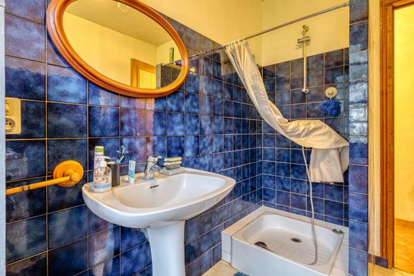 Maison de maçon 10 pièces dont 8 chambres  sur sous-sol complet, au calme