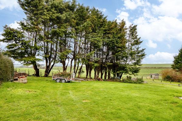 Maison de maçon 10 pièces dont 8 chambres  sur sous-sol complet, au calme