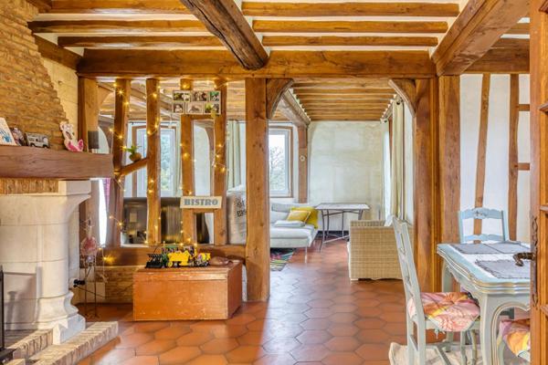 Maison de maçon 10 pièces dont 8 chambres  sur sous-sol complet, au calme