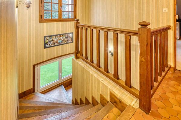 Maison de maçon 10 pièces dont 8 chambres  sur sous-sol complet, au calme