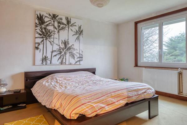 Maison de maçon 10 pièces dont 8 chambres  sur sous-sol complet, au calme