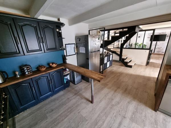 Maison non mitoyenne rénovée au coeur du bourg