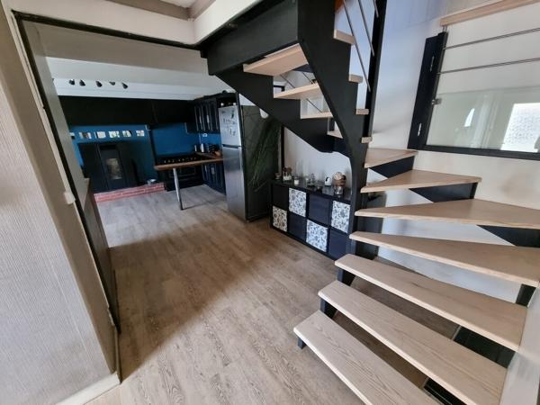 Maison non mitoyenne rénovée au coeur du bourg