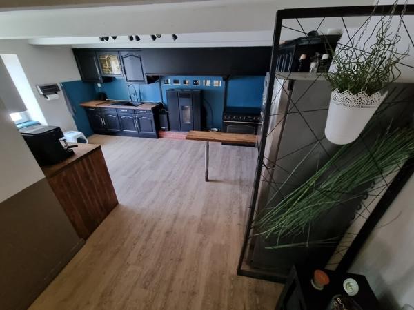 Maison non mitoyenne rénovée au coeur du bourg