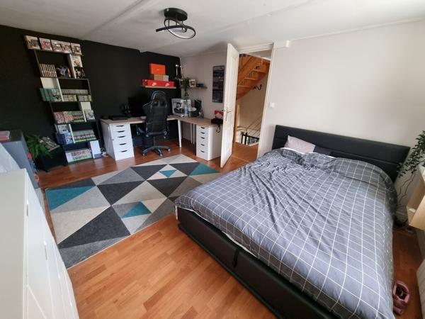 Maison non mitoyenne rénovée au coeur du bourg