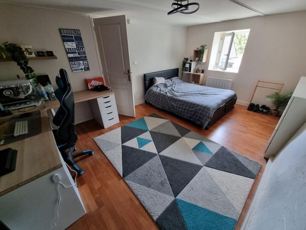 Maison non mitoyenne rénovée au coeur du bourg